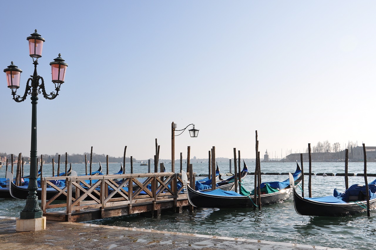 Image - venice glimpse gondolas