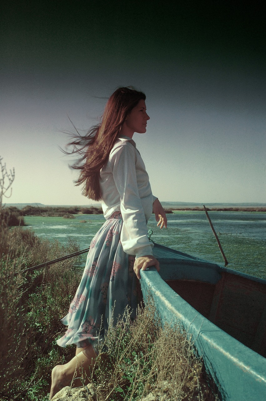 Image - young woman long hair sea dreamy