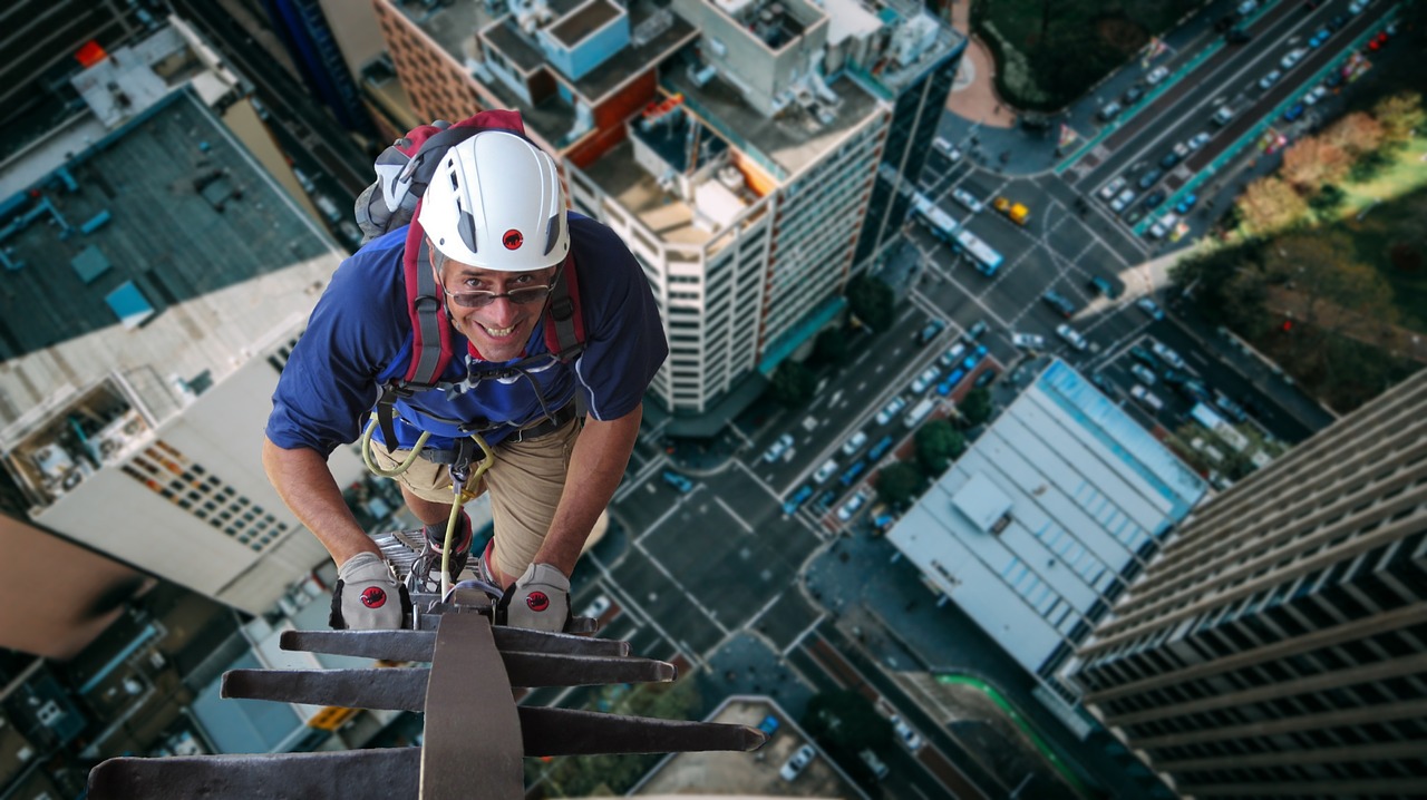 Image - climber houses gorge dangerous