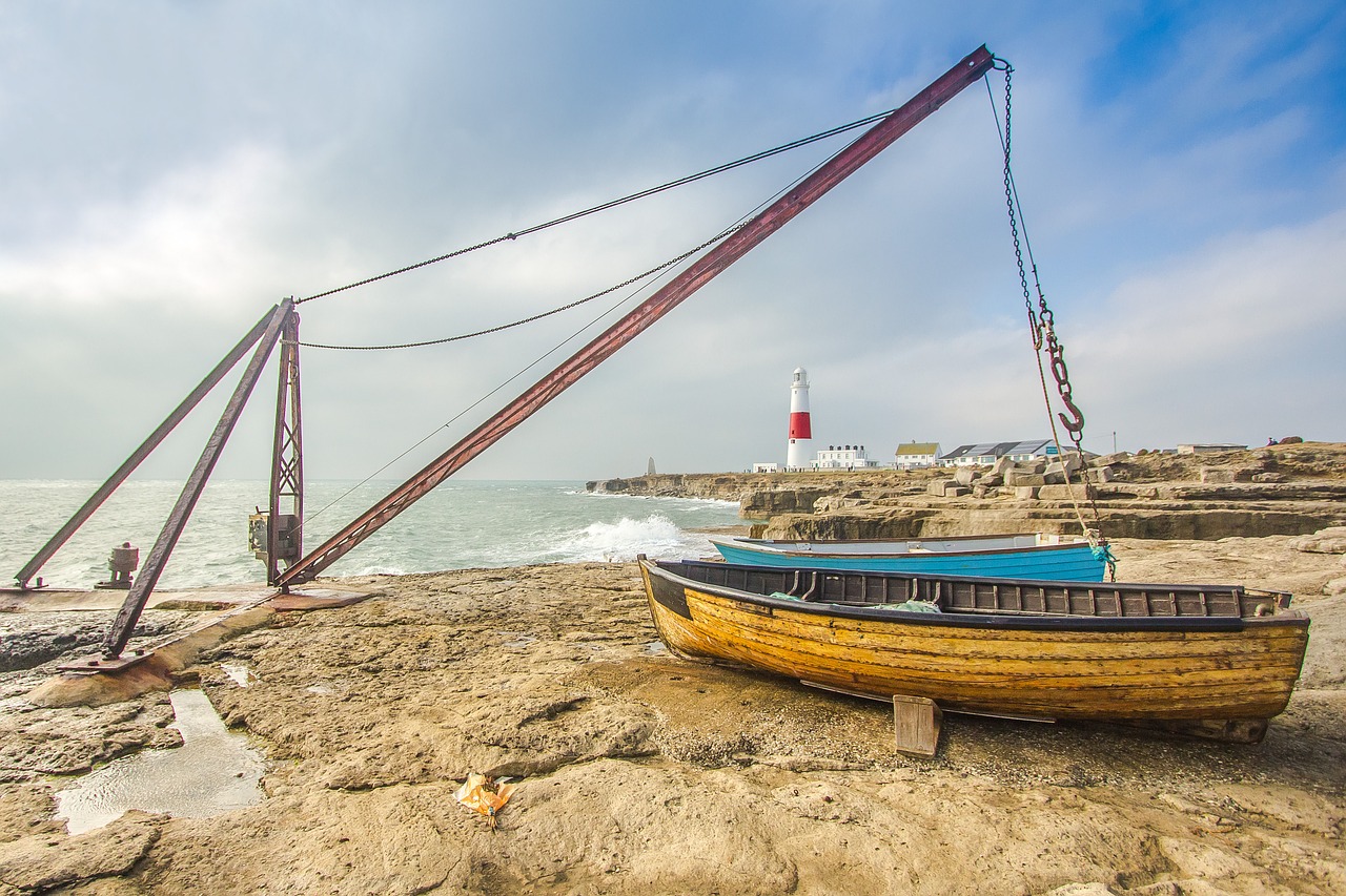 Image - fishing boats ocean lighthouse