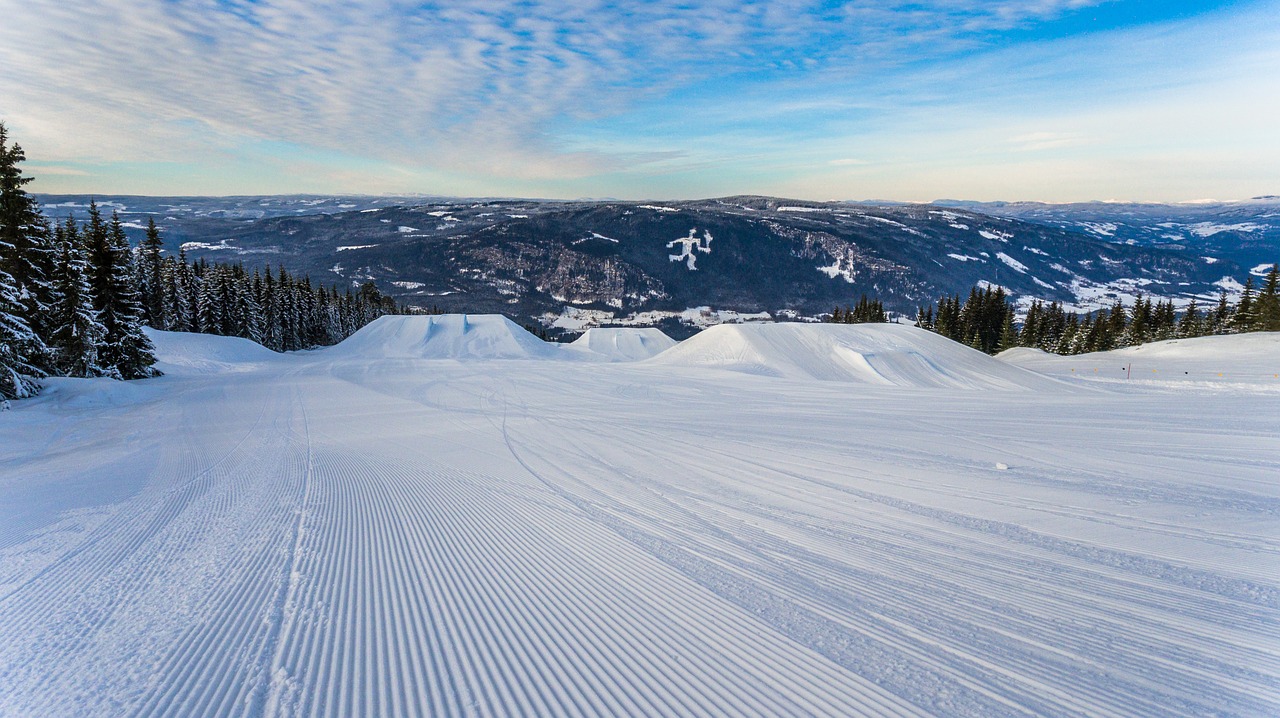 Image - skiing cold slopes winter morning