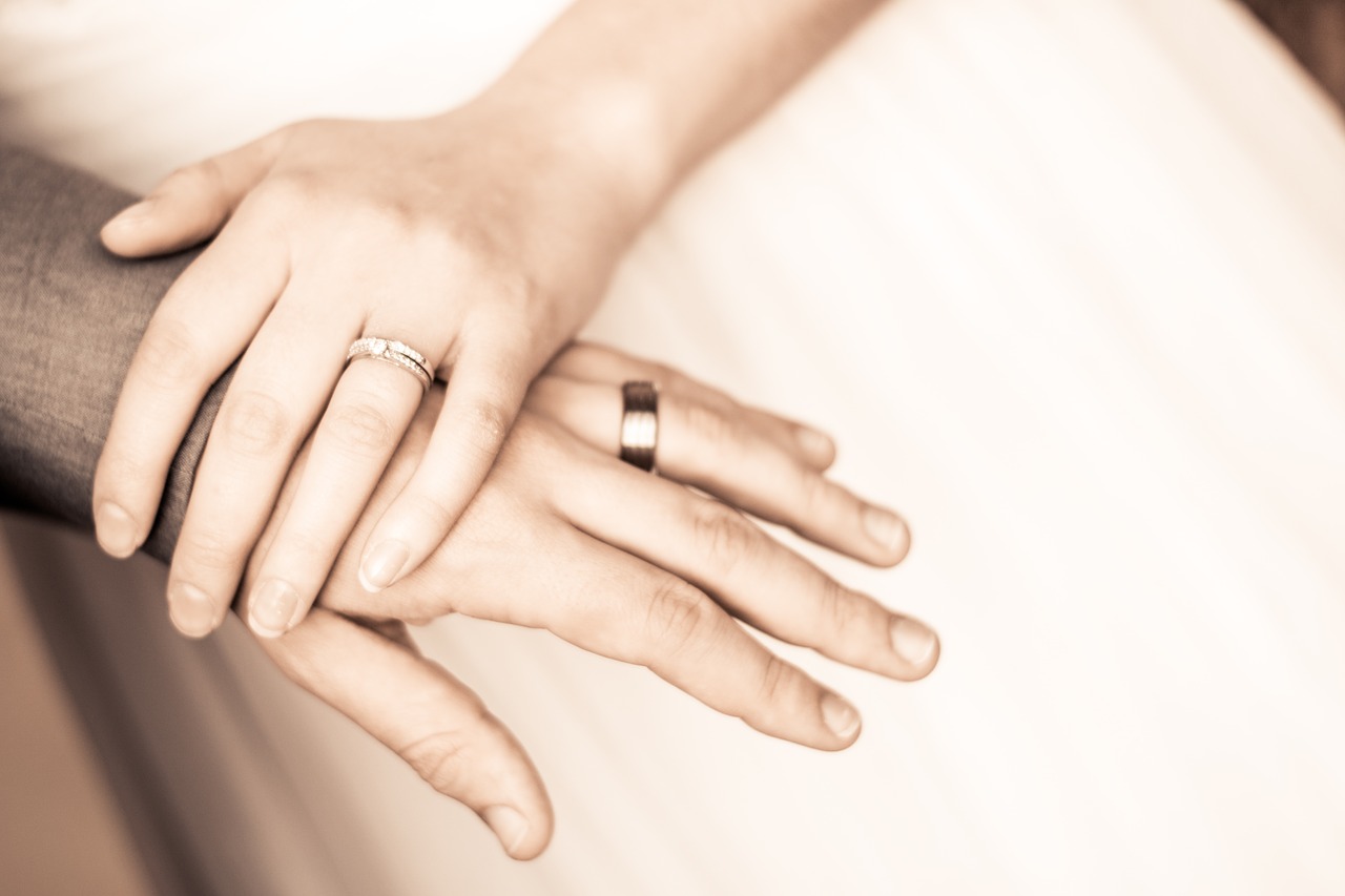 Image - hands couple rings wedding bride