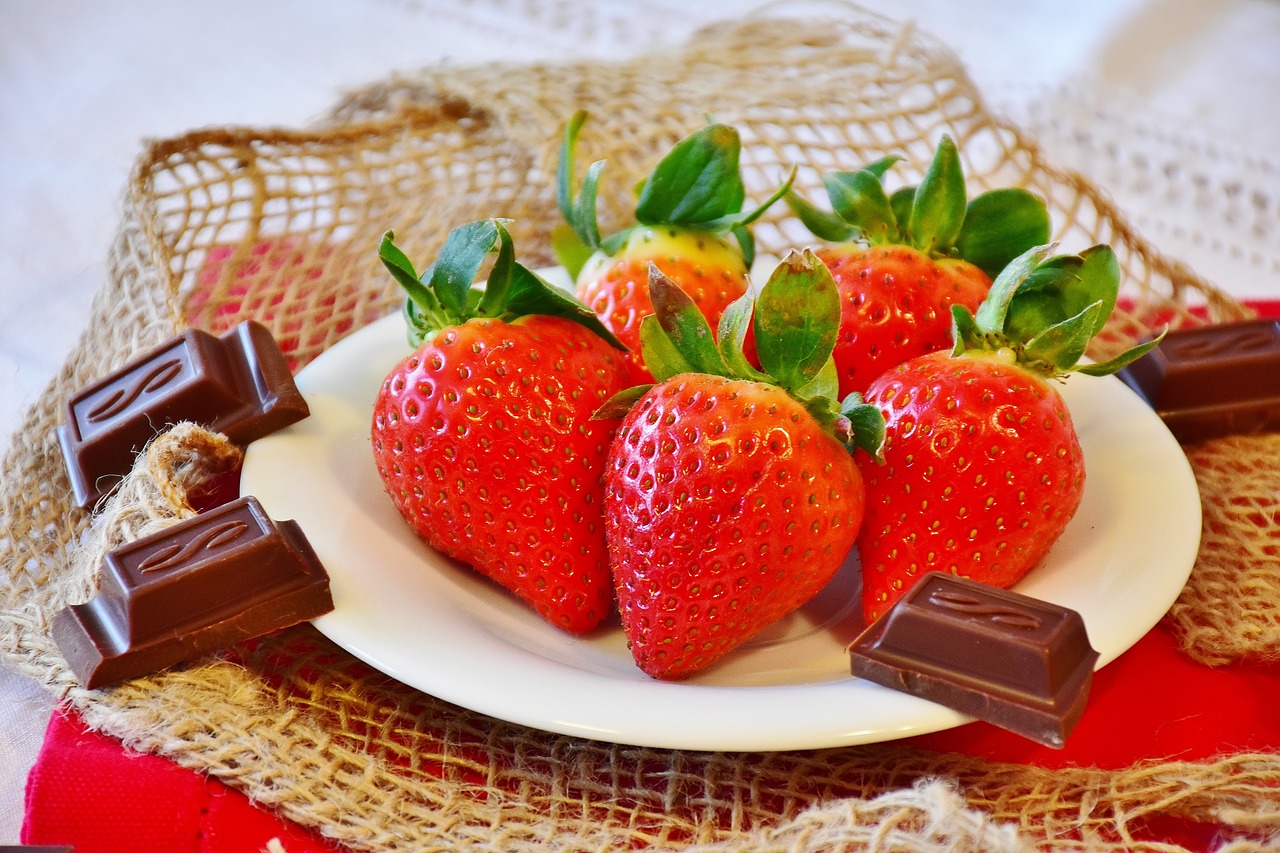 Image - strawberries chocolate fruit close