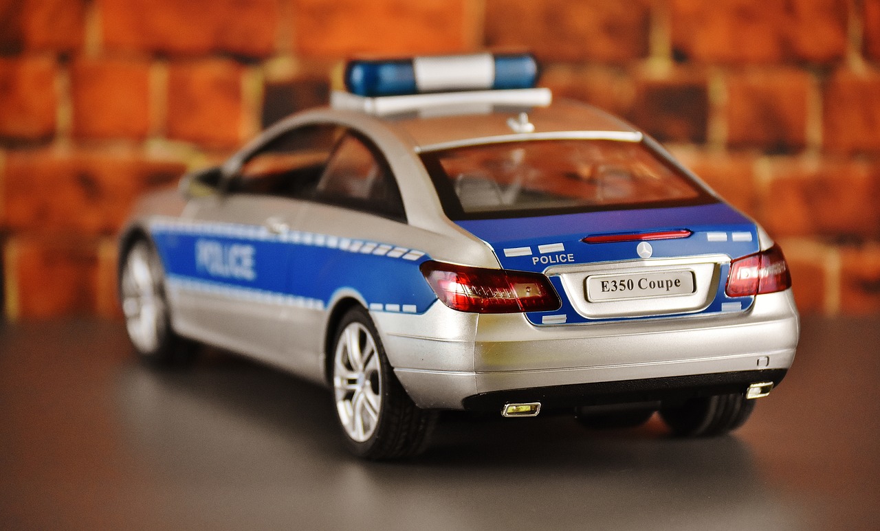 Image - police car mercedes benz model car