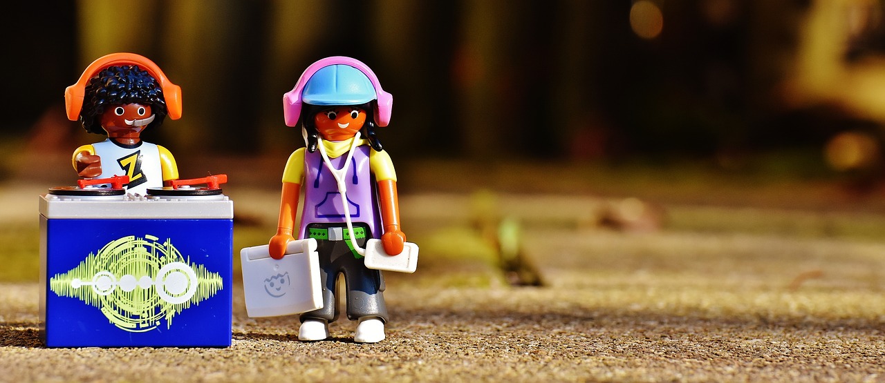 Image - disc jockey put plates playmobil