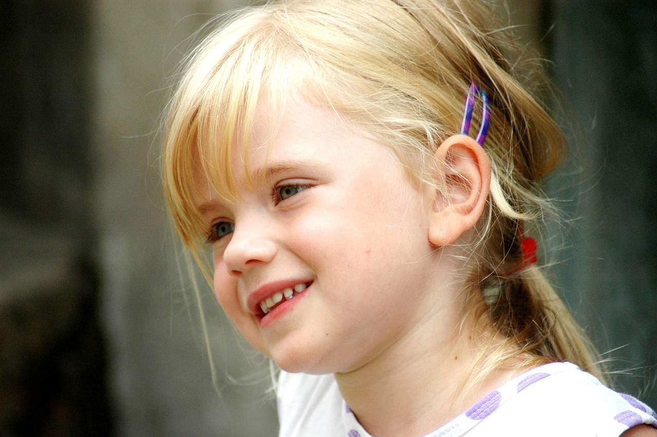 Image - girl smiling blonde playfulness