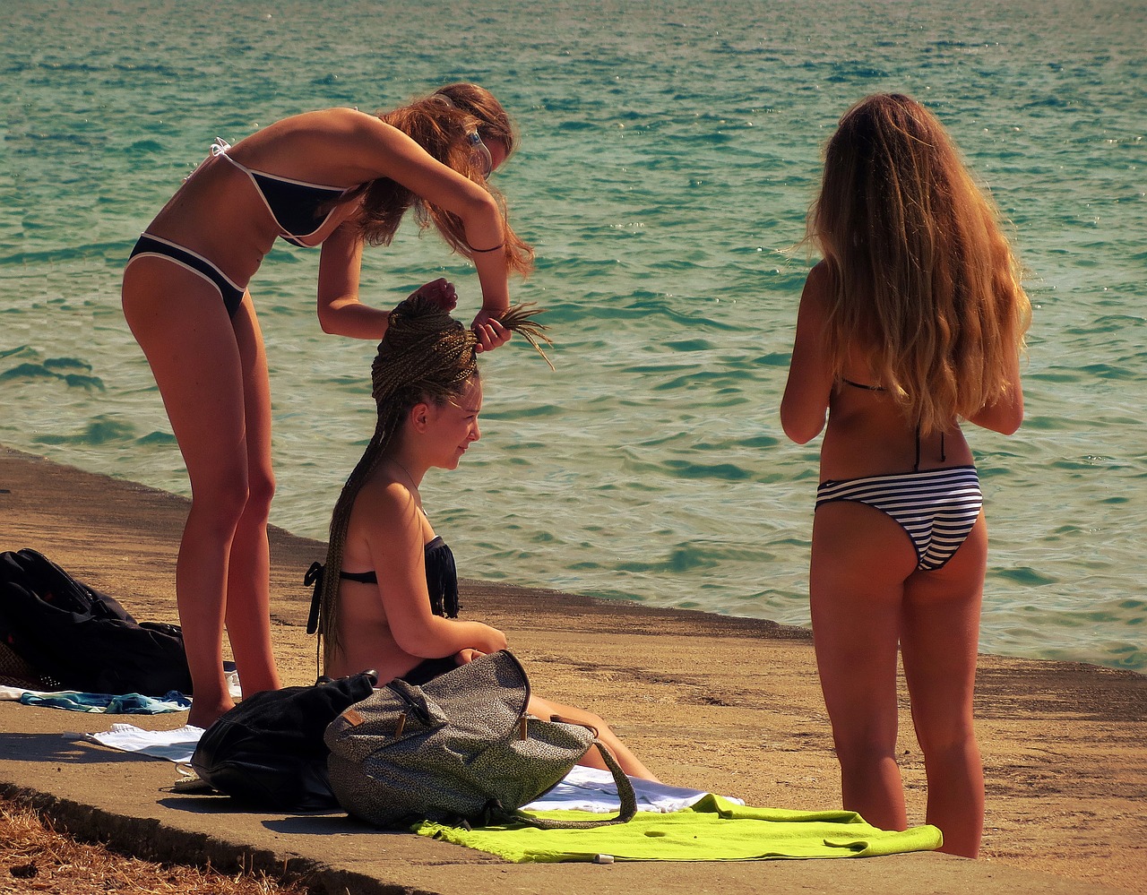 Image - young girls sea before bathing