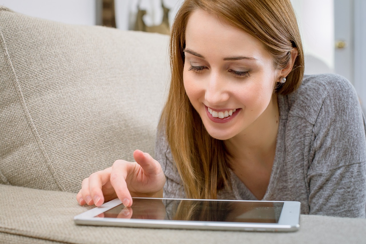 Image - woman tablet relaxes living room