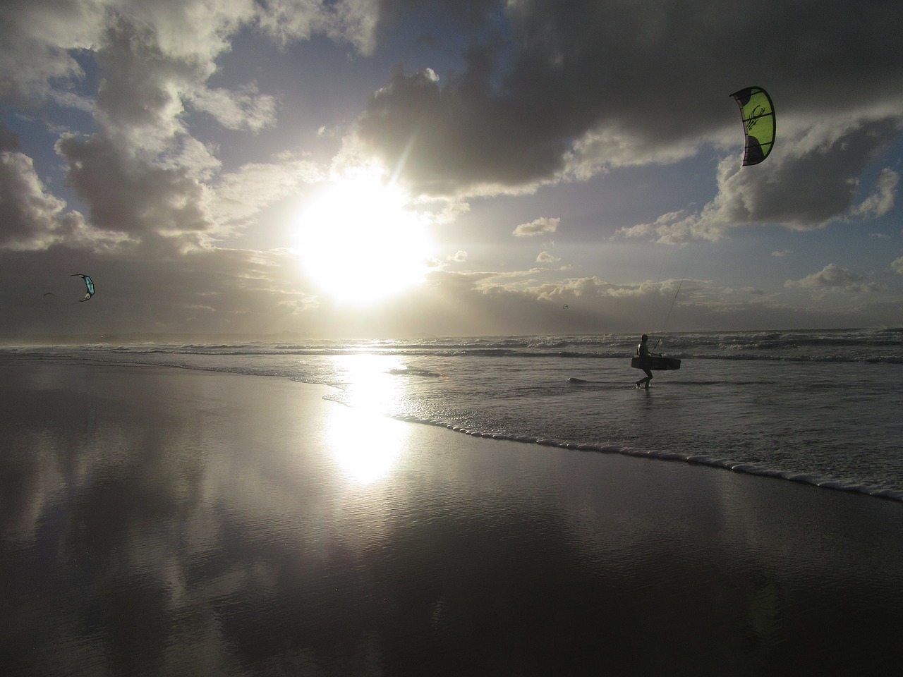 Image - ocean kite flying