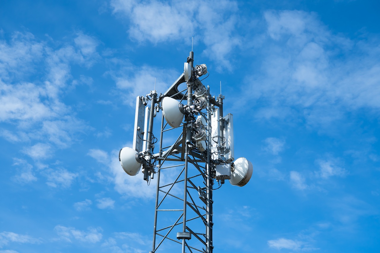 Image - radio mast clouds sky blue