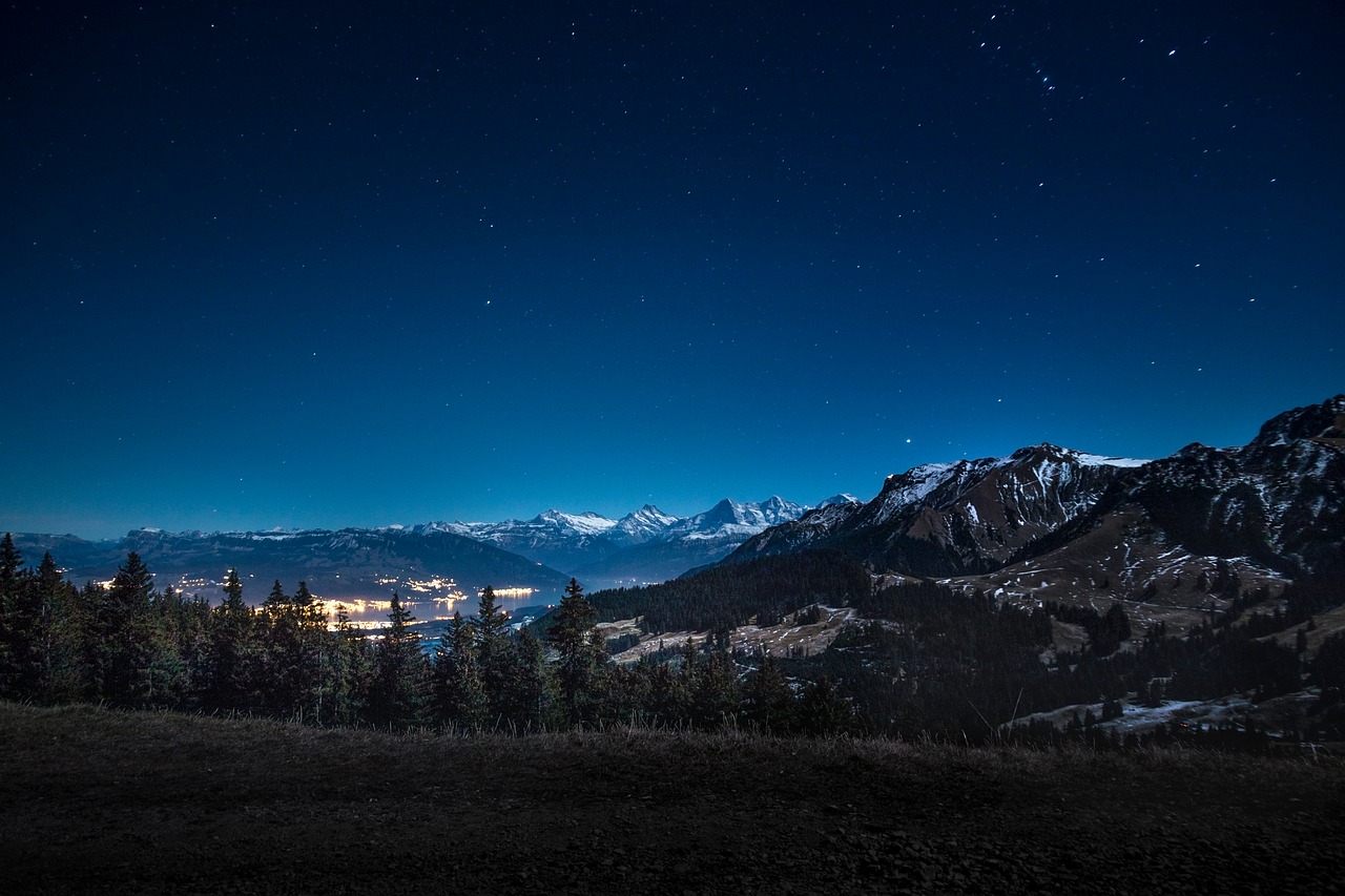 Image - night mountains city snow