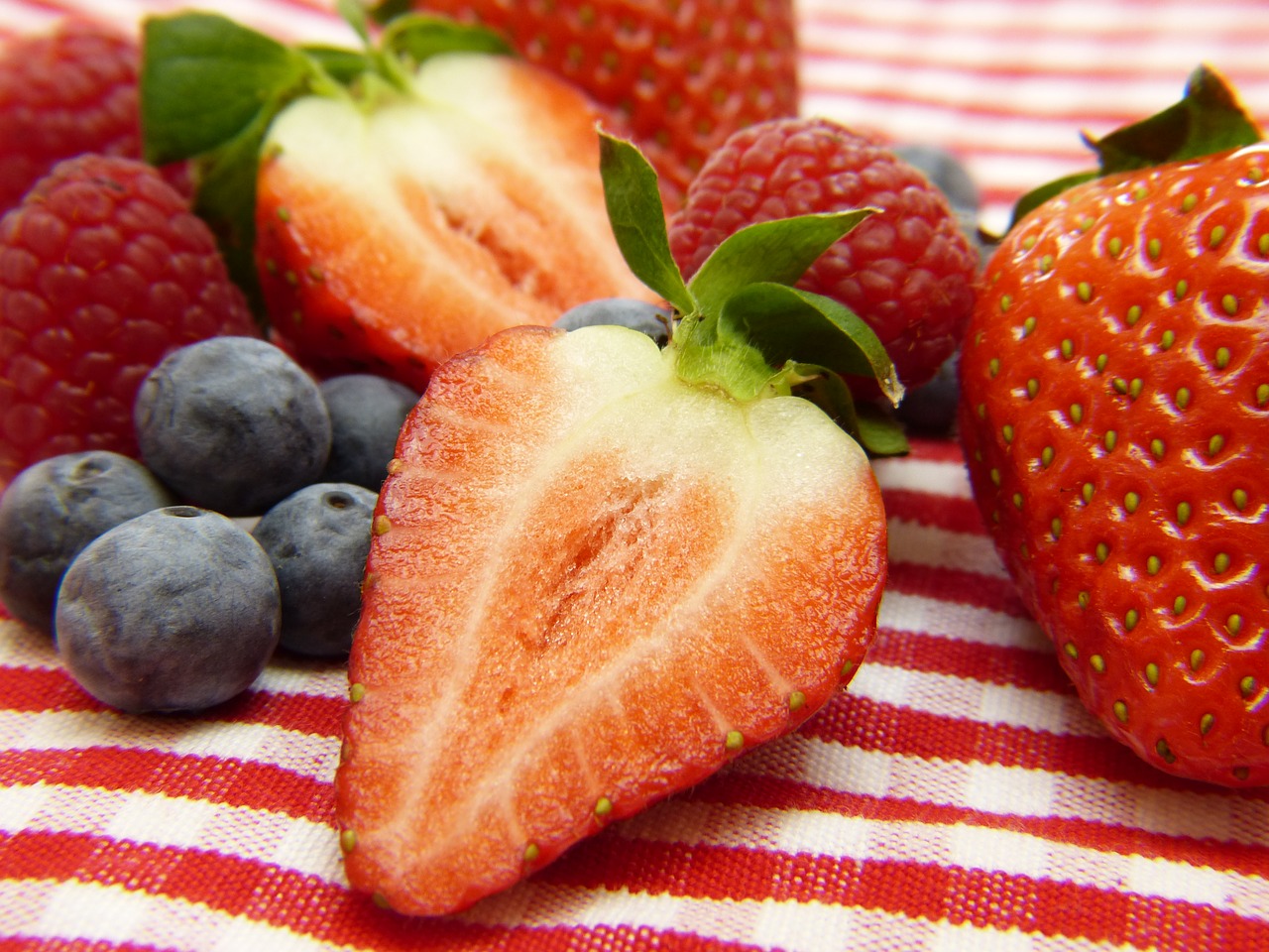 Image - strawberries blueberries raspberries