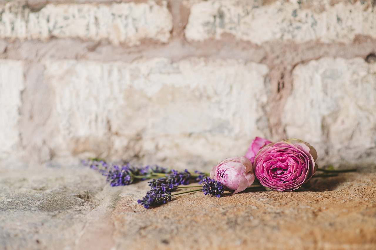 Image - wedding flowers bouquet wall stone