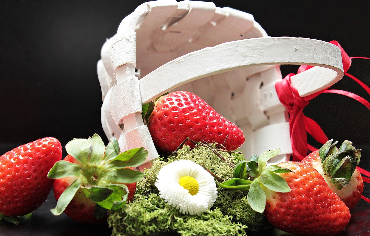 Image - strawberries basket moss blossom