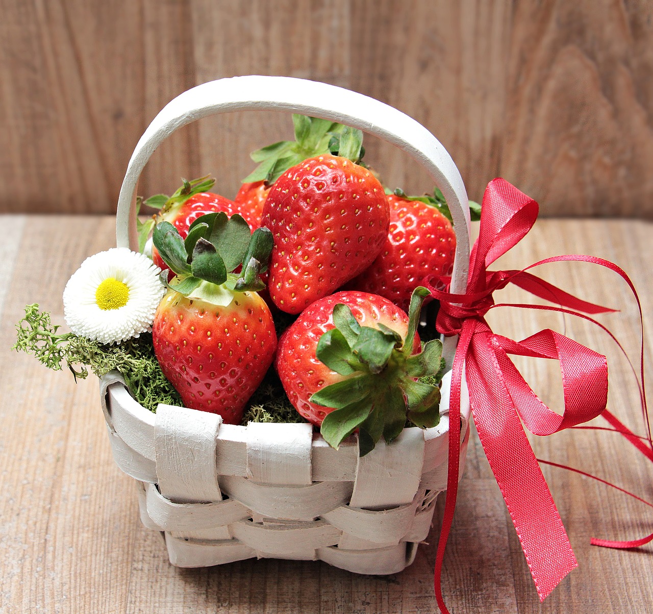 Image - strawberries basket moss blossom