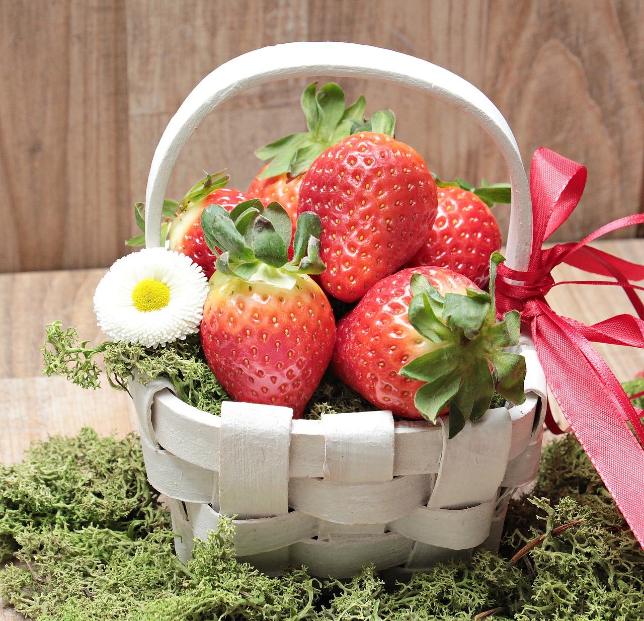 Image - strawberries basket moss blossom