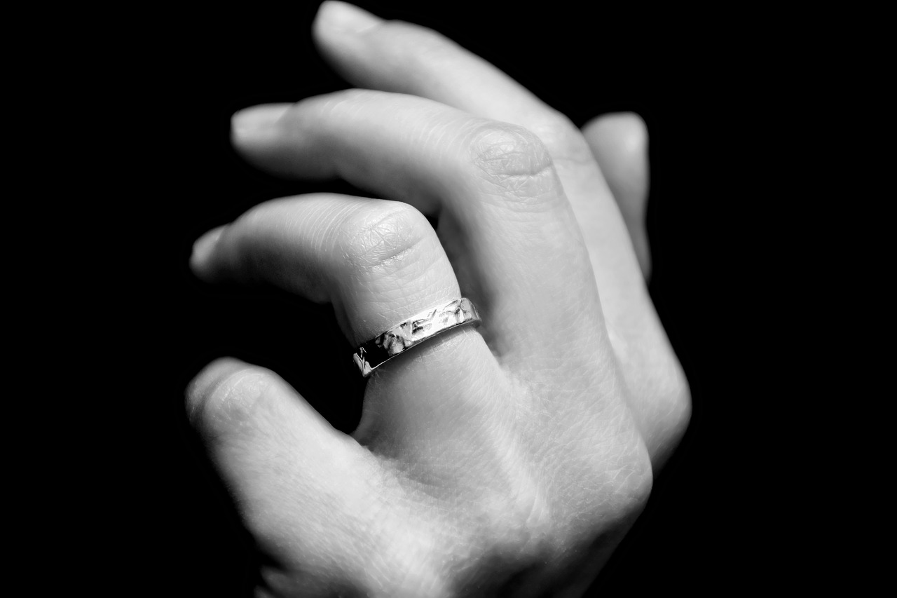 Image - hand ring black and white finger