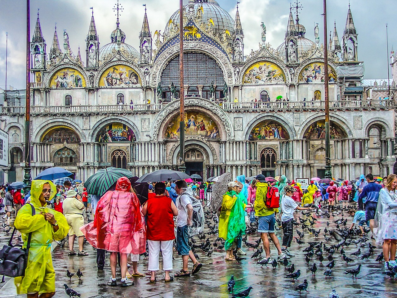 Image - venice rain raincoat italy weather