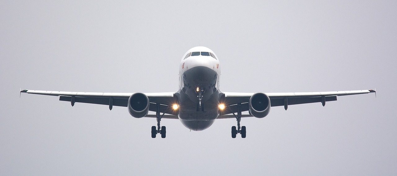 Image - aircraft frontal landing front view