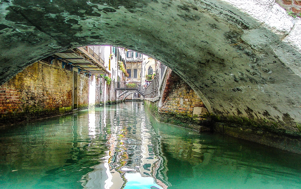 Image - tunnel venice venetian bridge