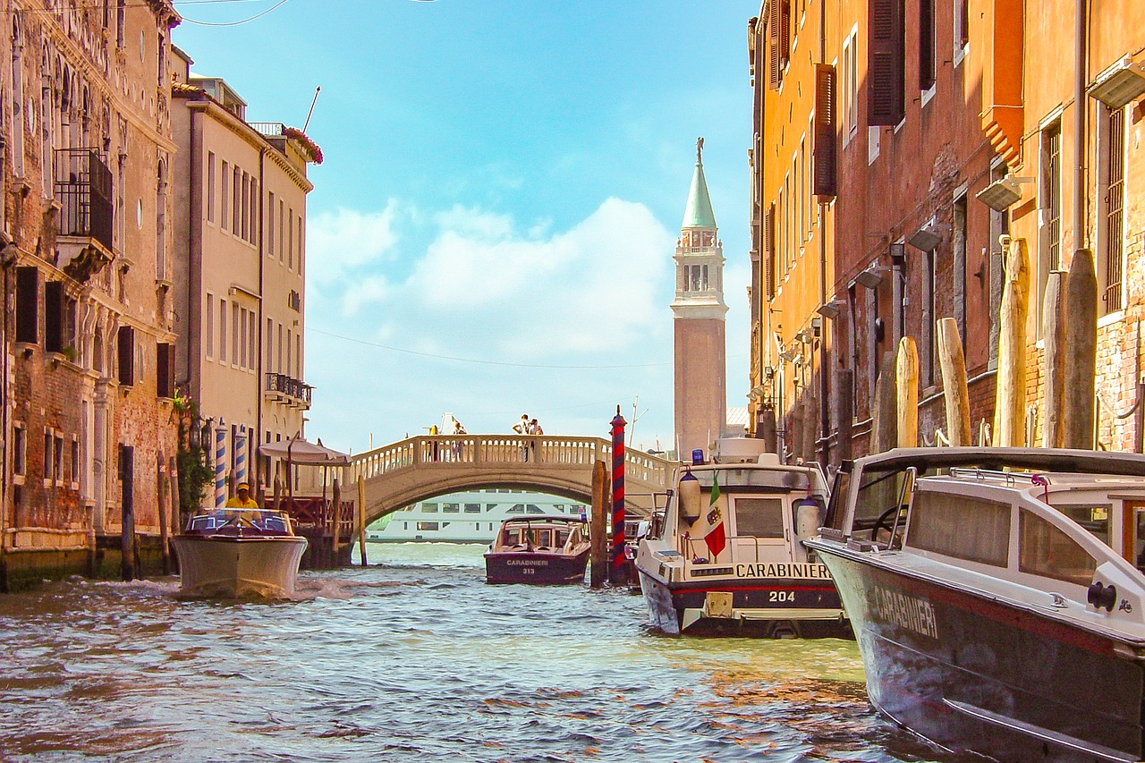 Image - carabinieri police venice bridge