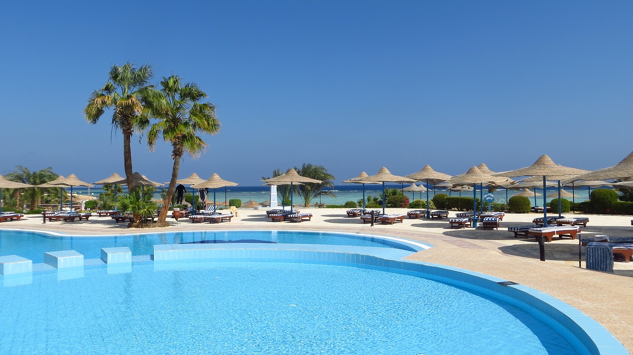 Image - pool palm trees hotel tables