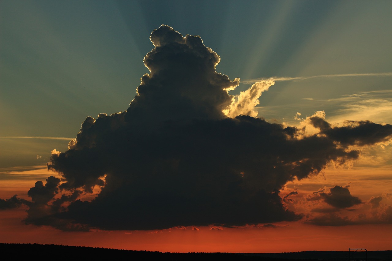 Image - thundercloud back light threatening