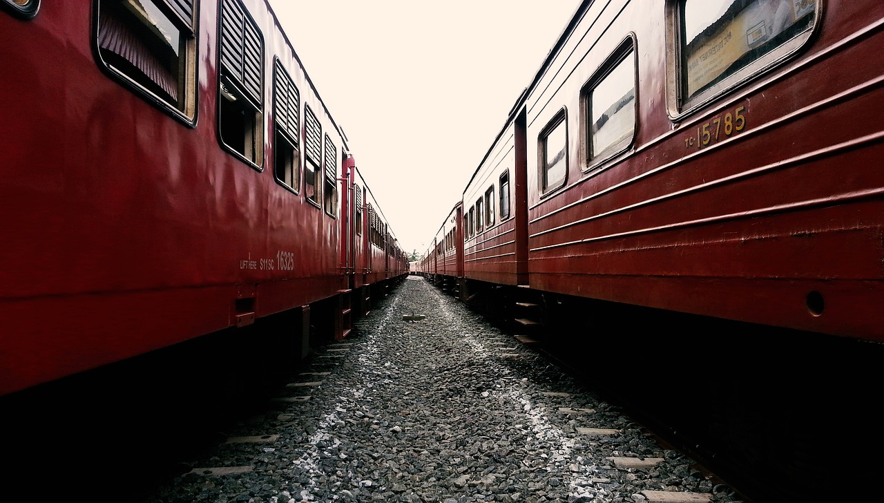 Image - train train track sri lanka