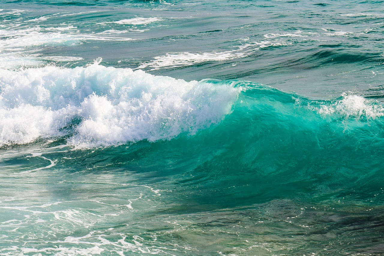 Image - wave smashing foam spray sea