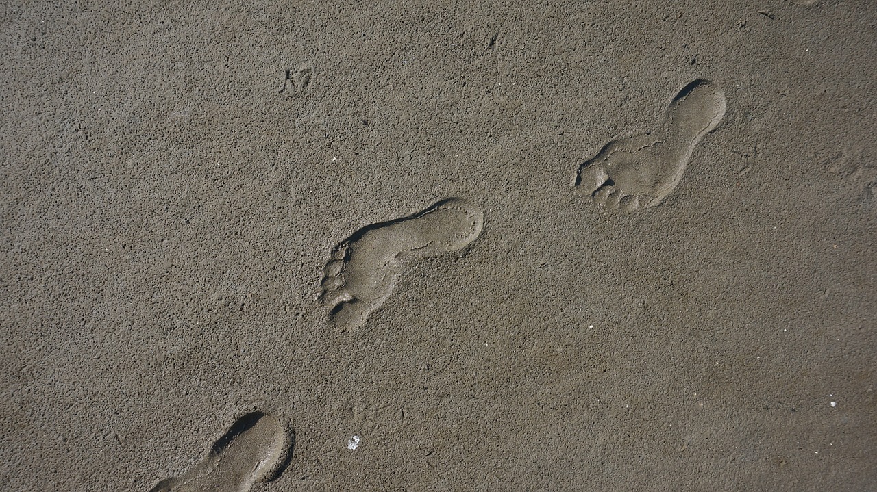 Image - footprint sand traces footprints