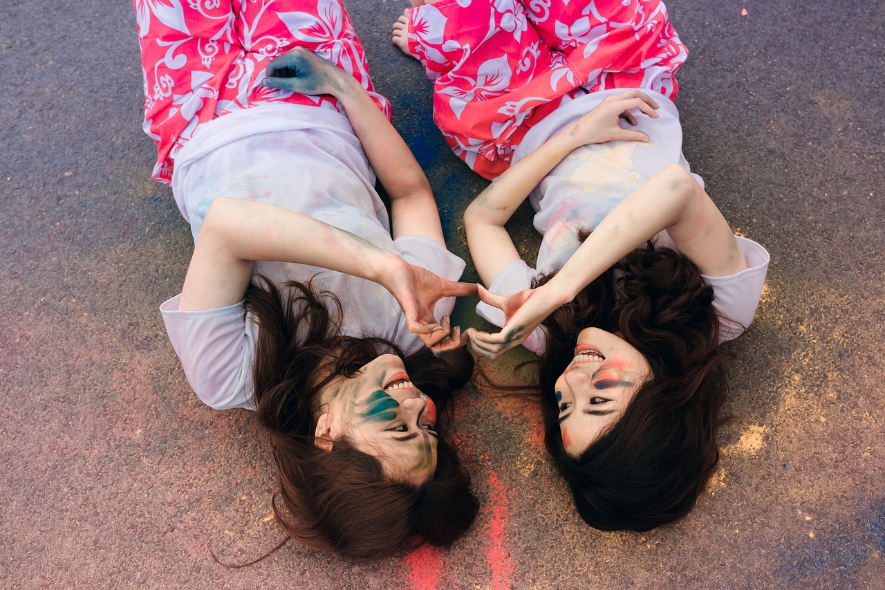 Image - women friendship lying down smiling