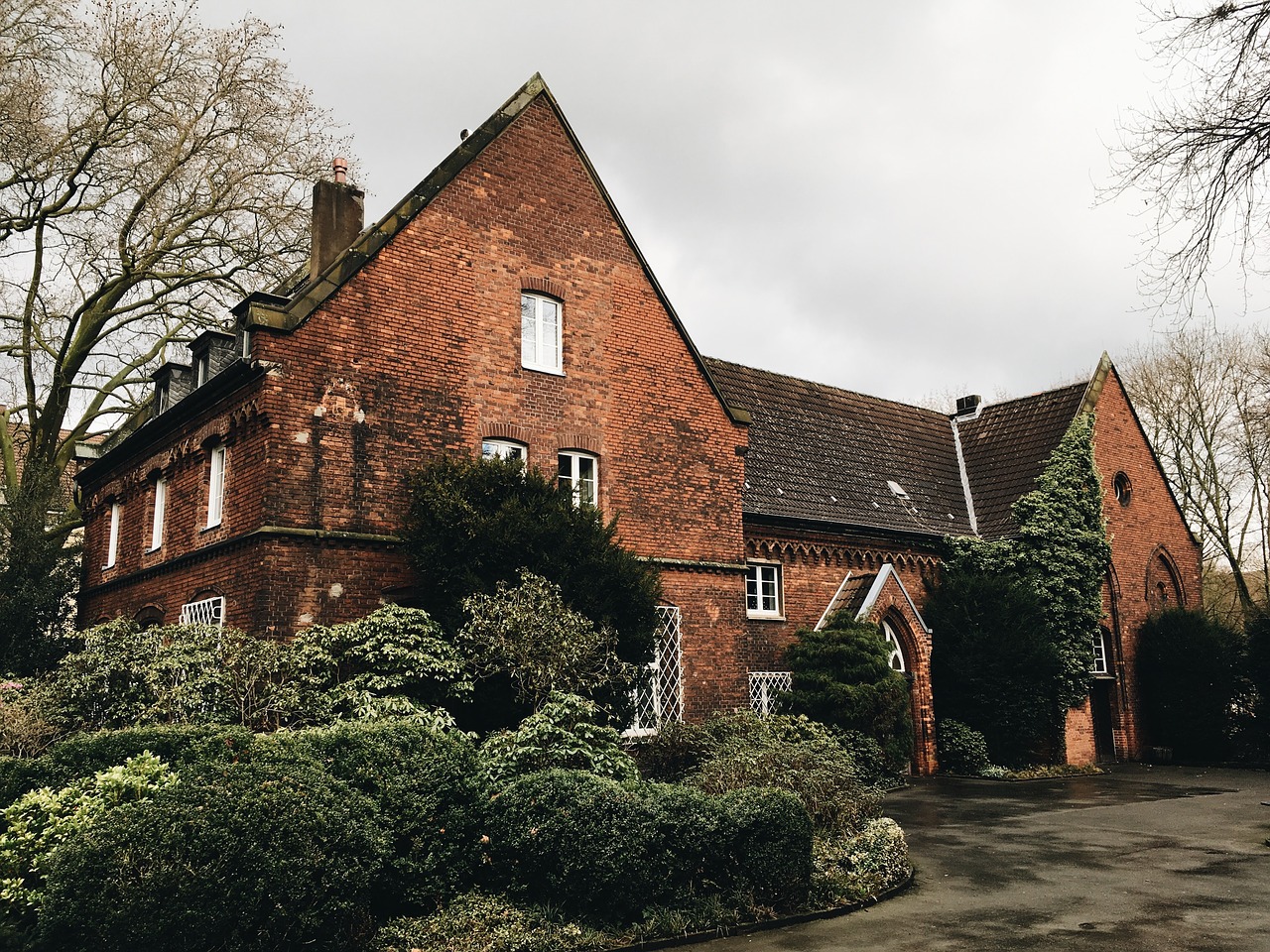 Image - home brick cloudy rain green