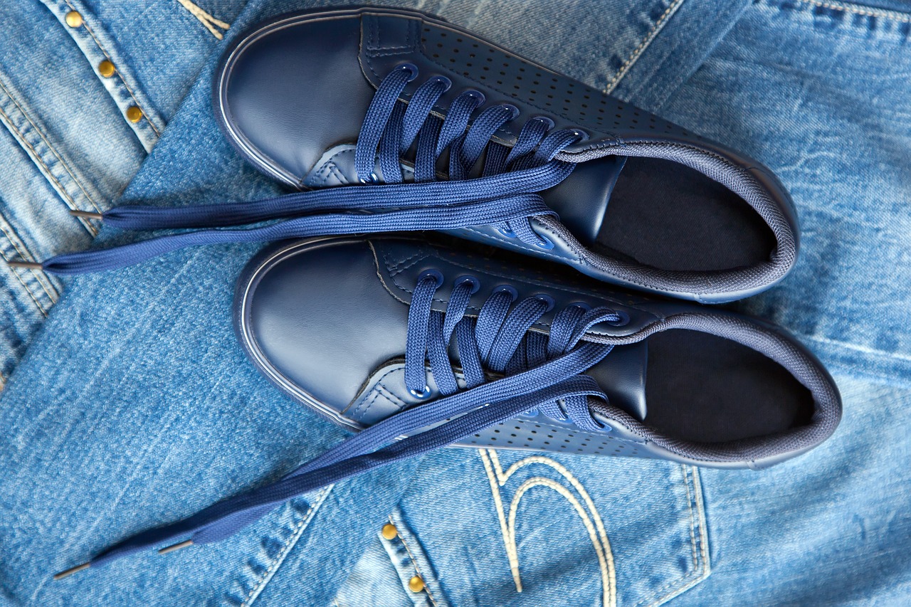 Image - jeans gym shoes shoe laces blue