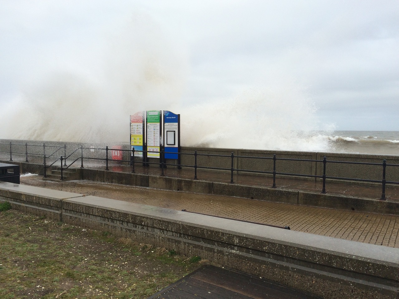Image - waves seafront splash