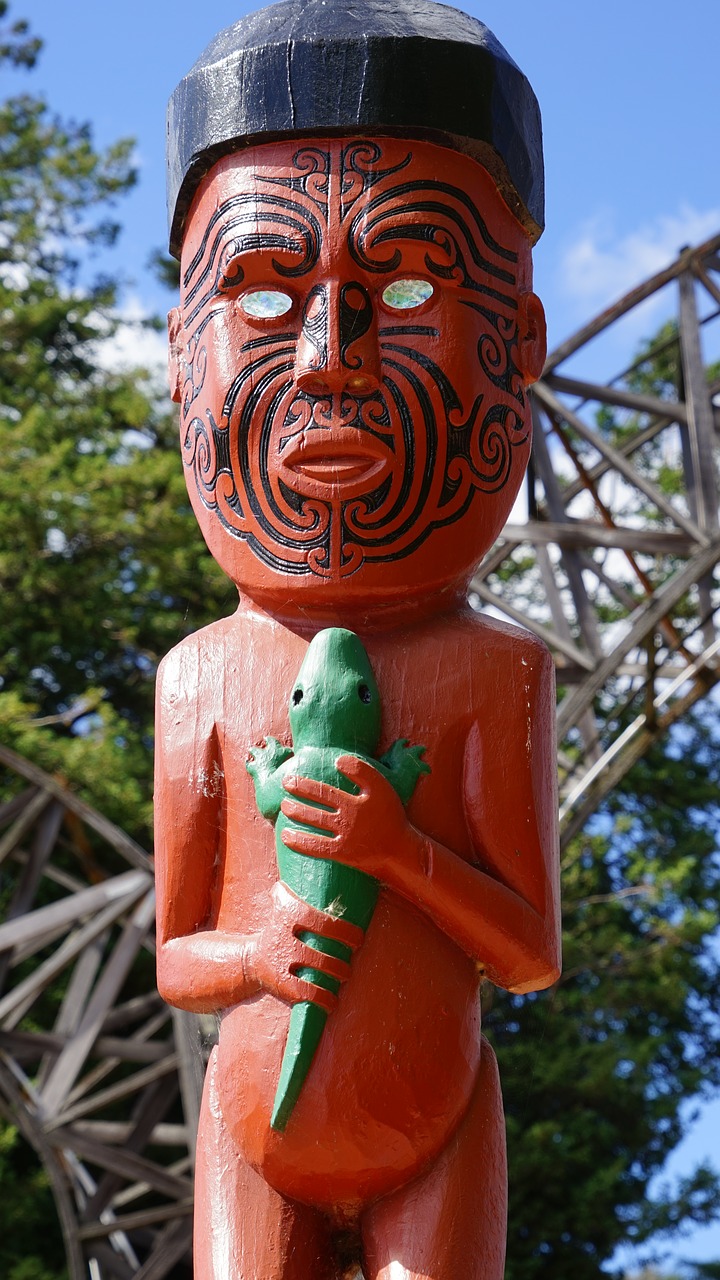 Image - maori figure carving figure