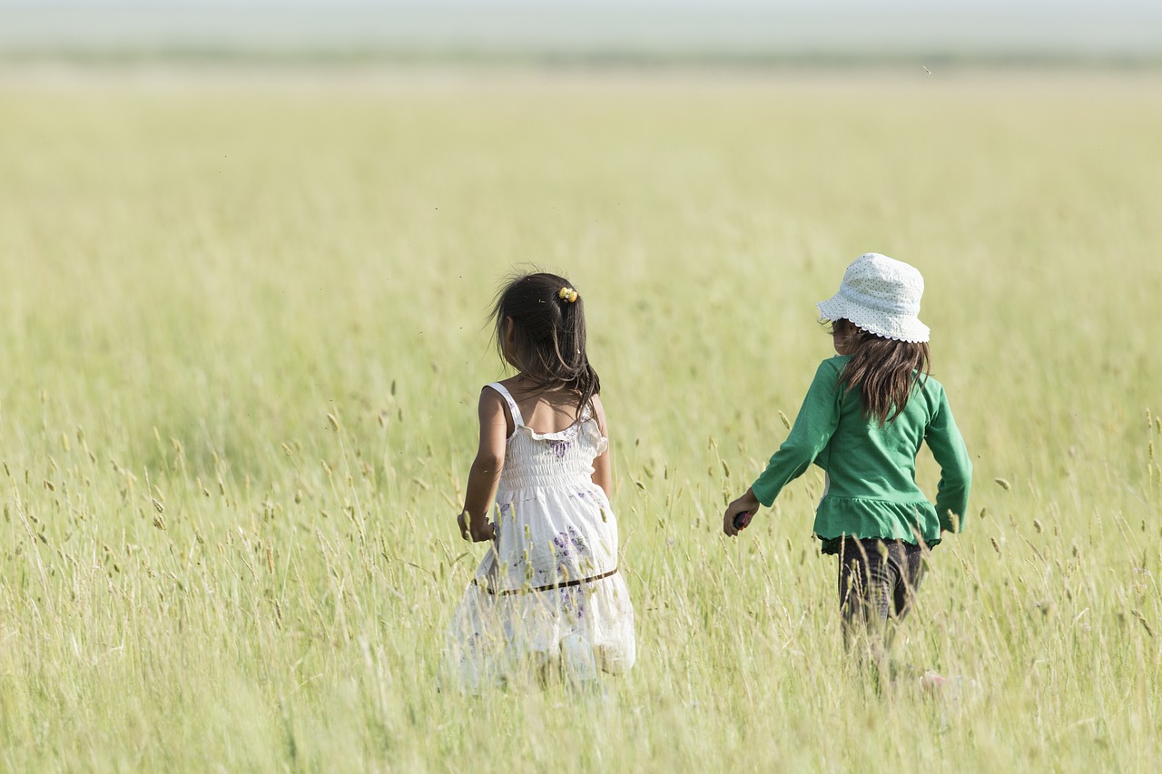 Image - two girls good friends meadow