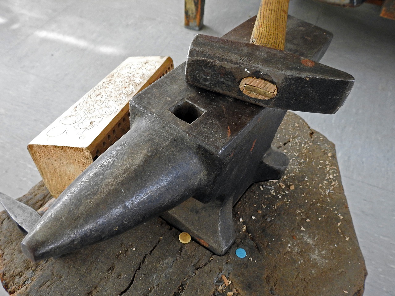 Image - hammer anvil tool metal craft