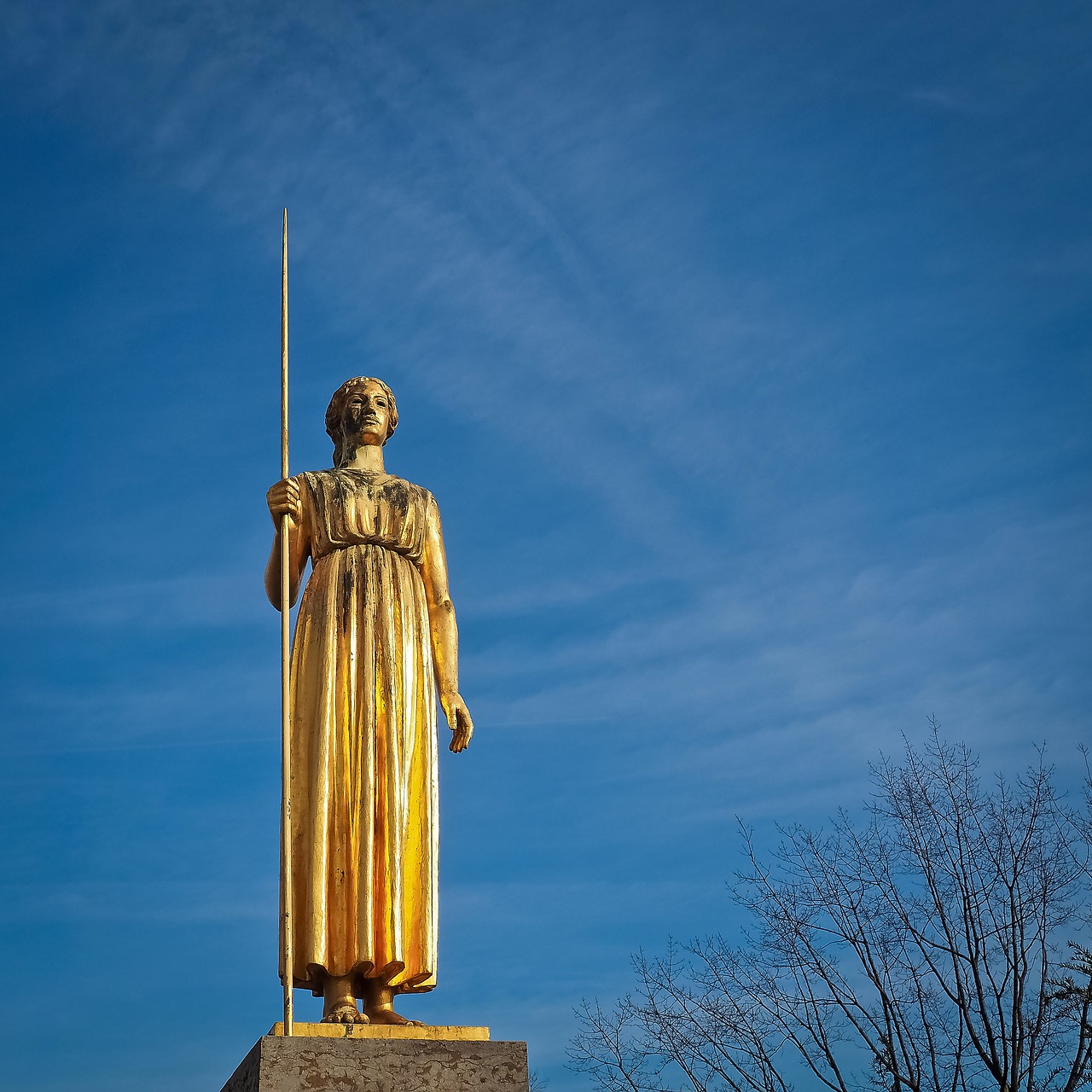 Image - statue golden sculpture figure