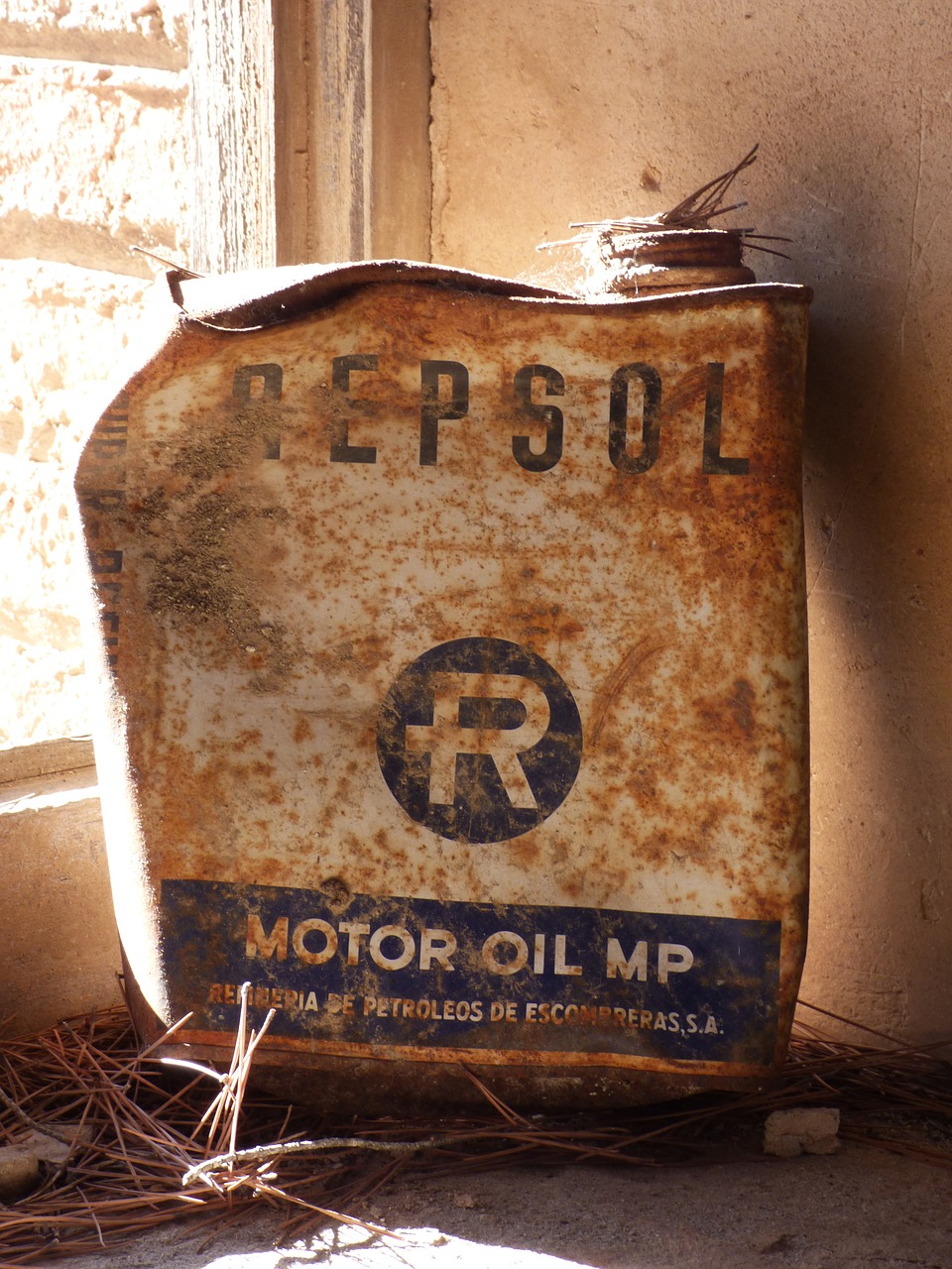 Image - can design engine oil repsol old