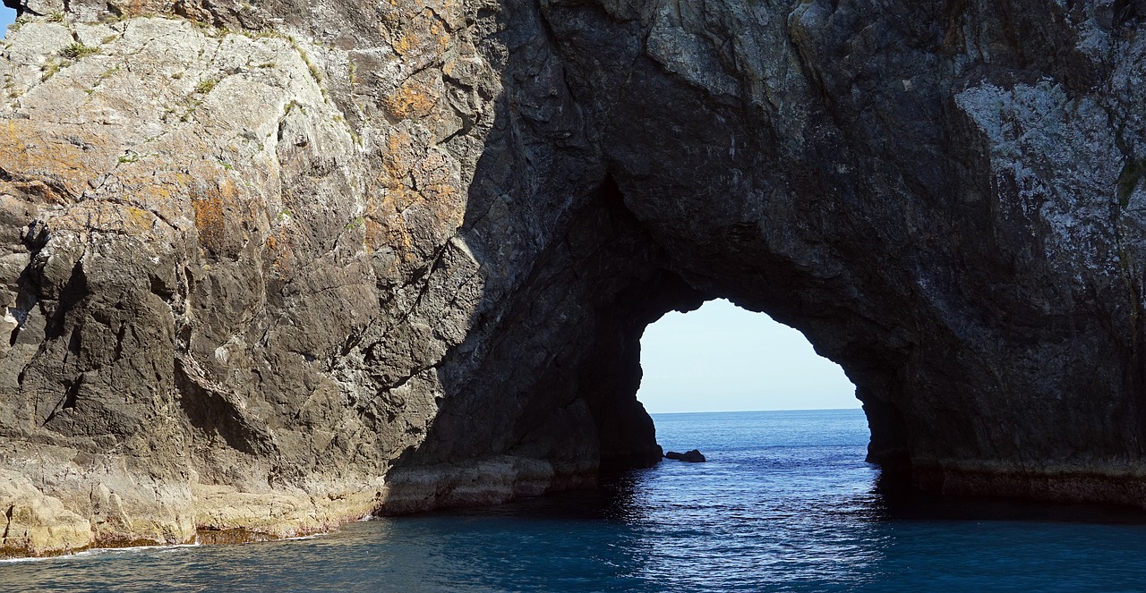 Image - the hole in the rock piercy island