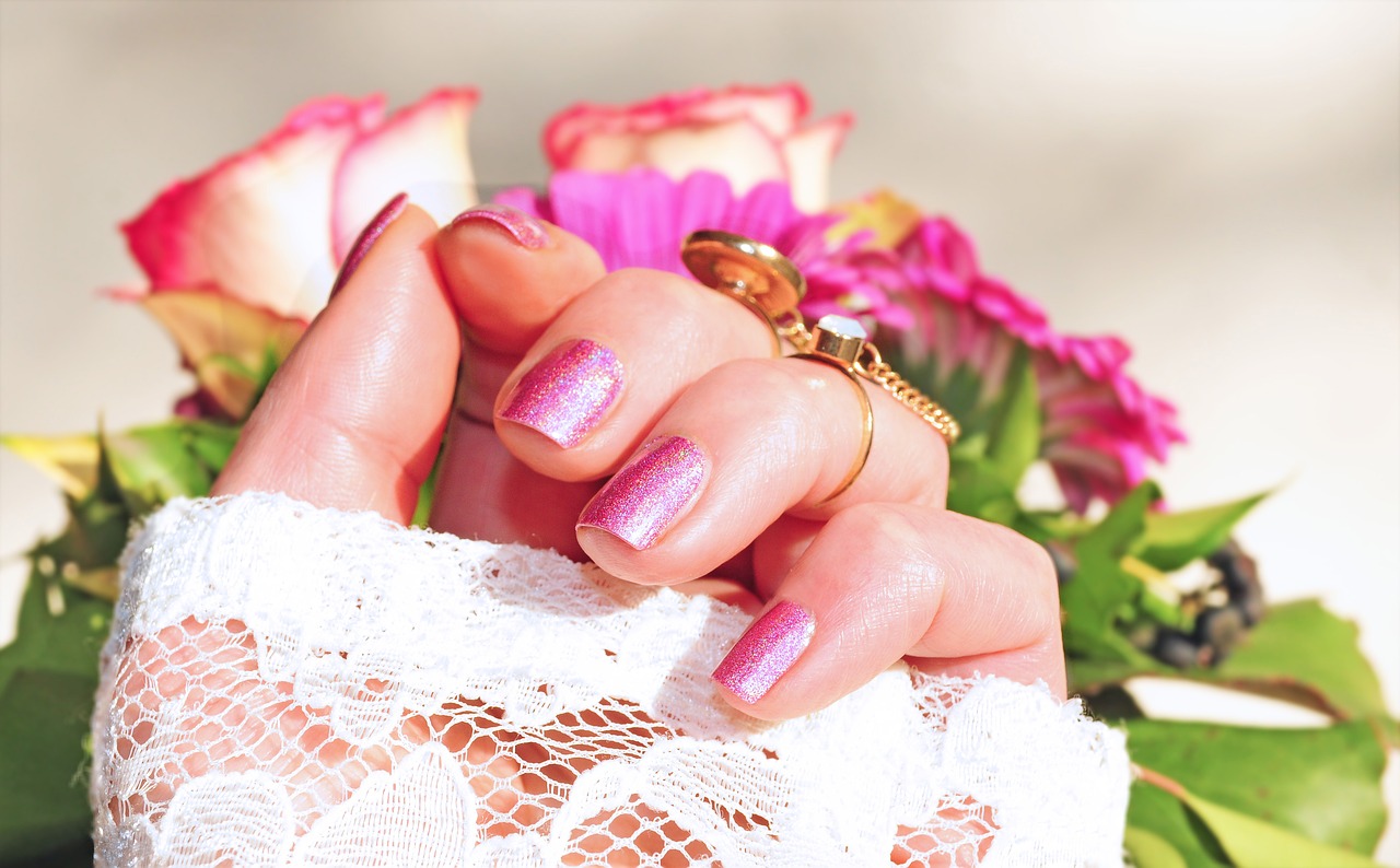 Image - roses pink nail varnish beauty