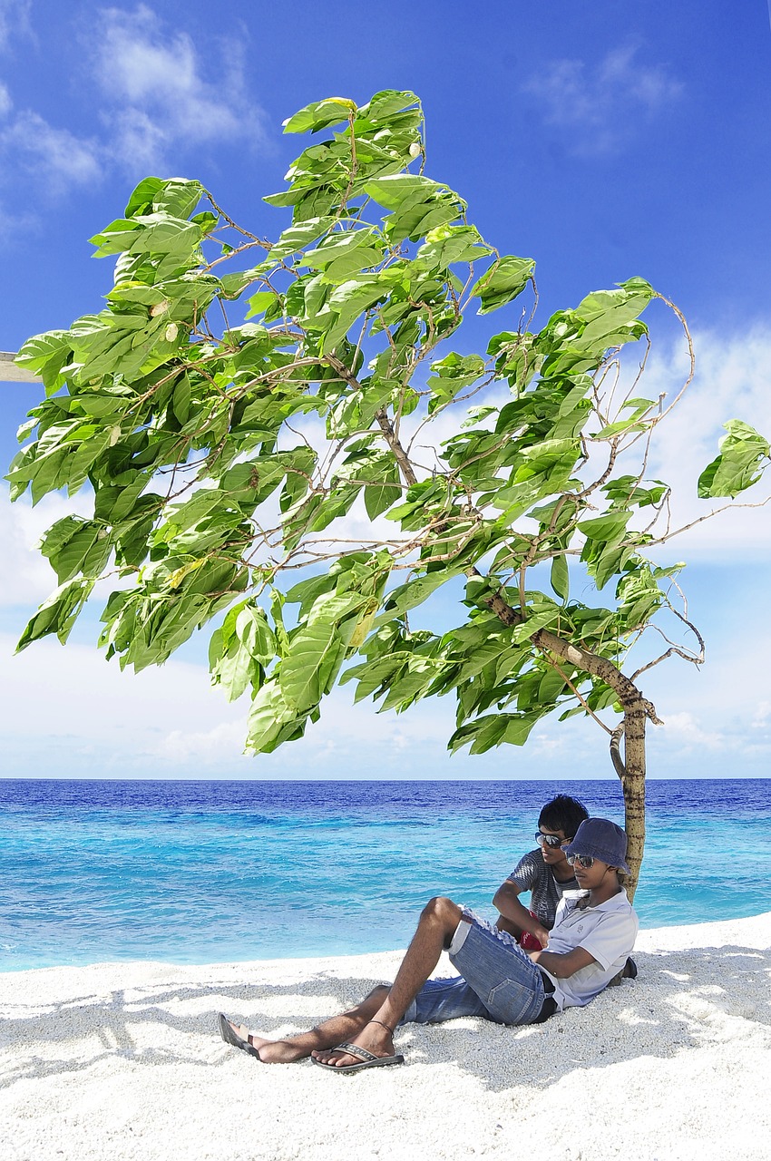 Image - atoll beach couple destination