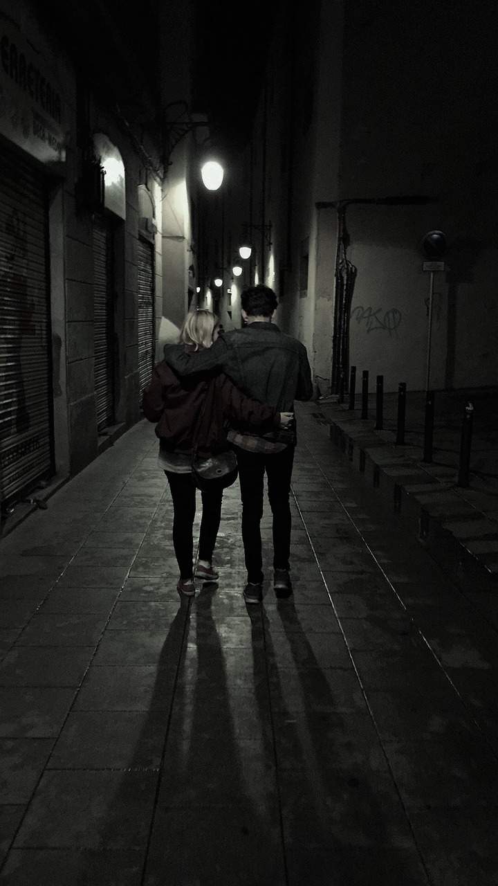 Image - barcelona black and white couple