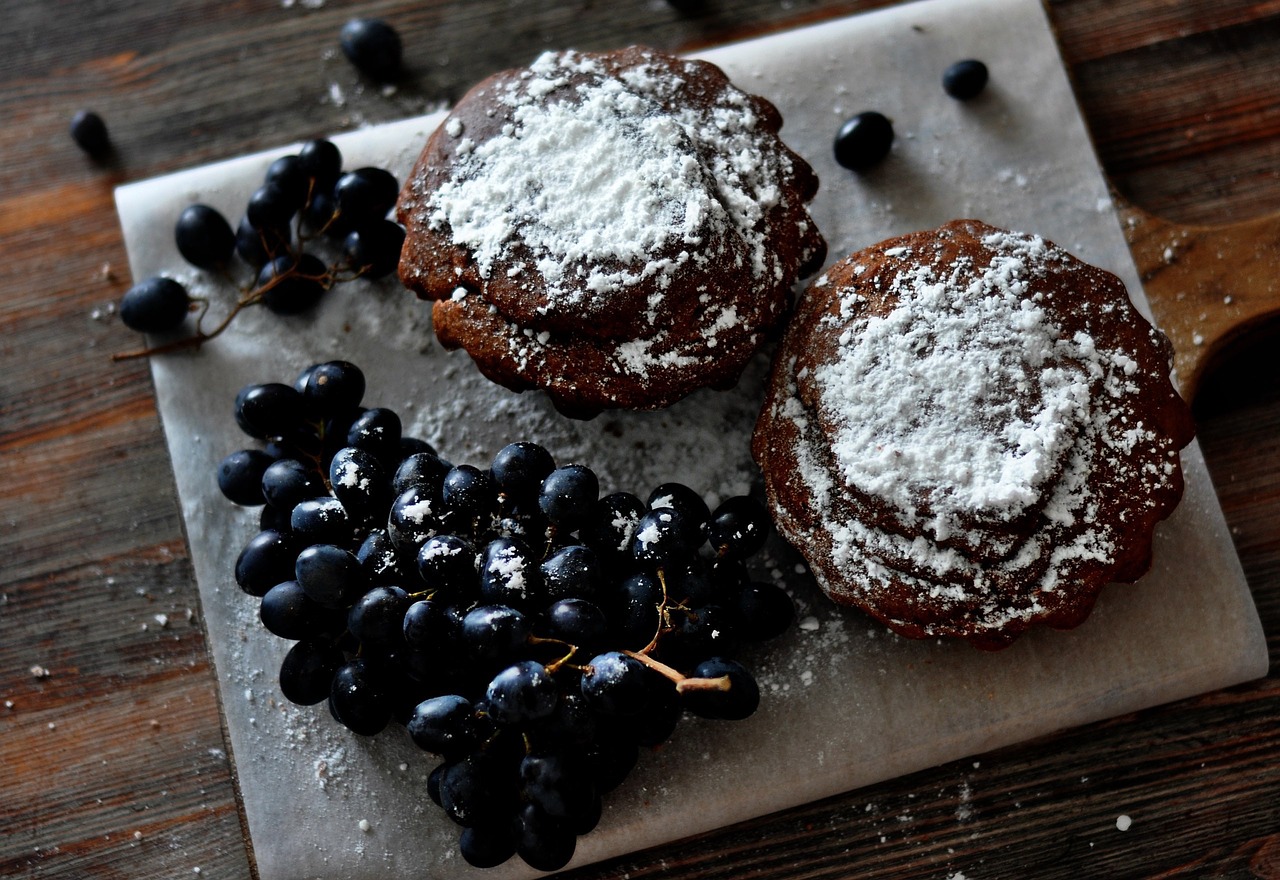 Image - food grapes cupcake powdered sugar