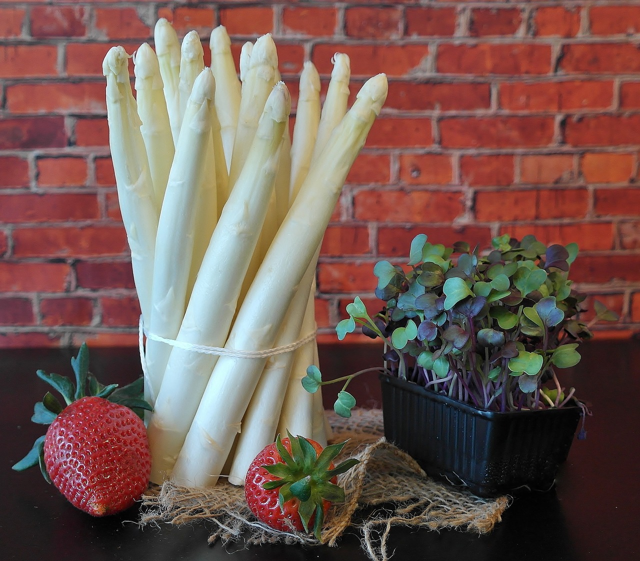 Image - asparagus strawberries spring