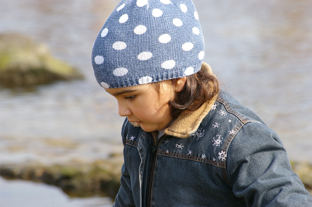 Image - children girl alone beanie