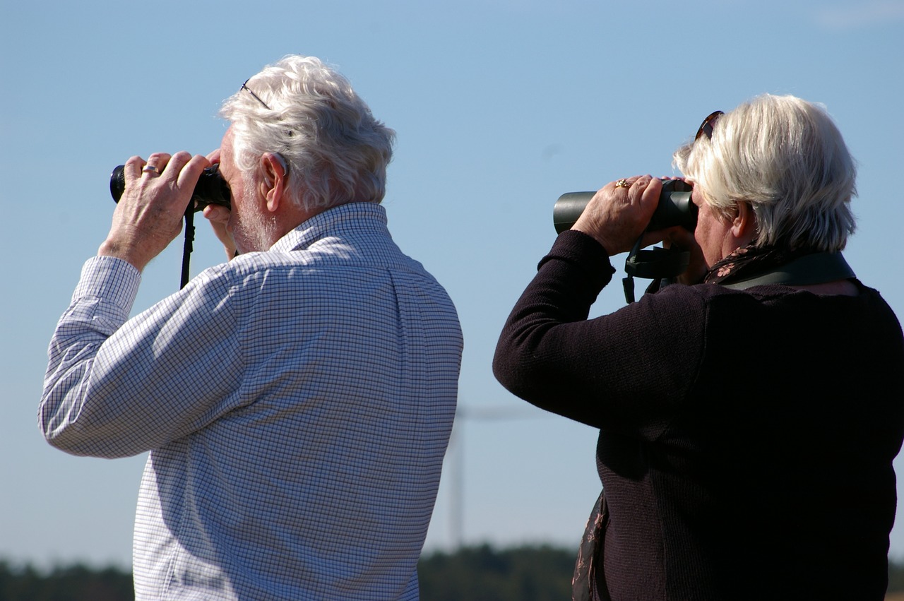 Image - binoculars curious couple older