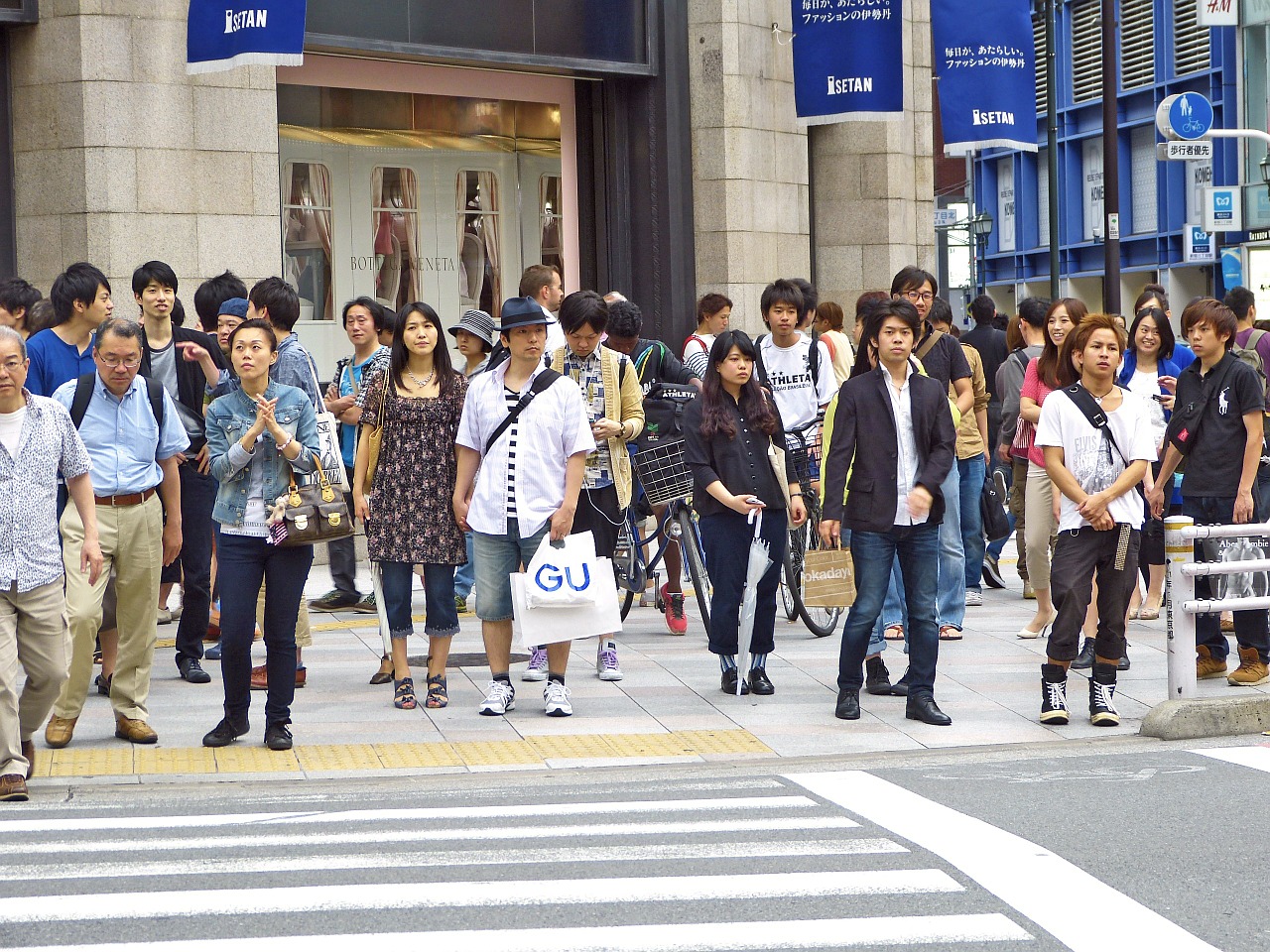 Image - japan tokyo shinjuku people urban