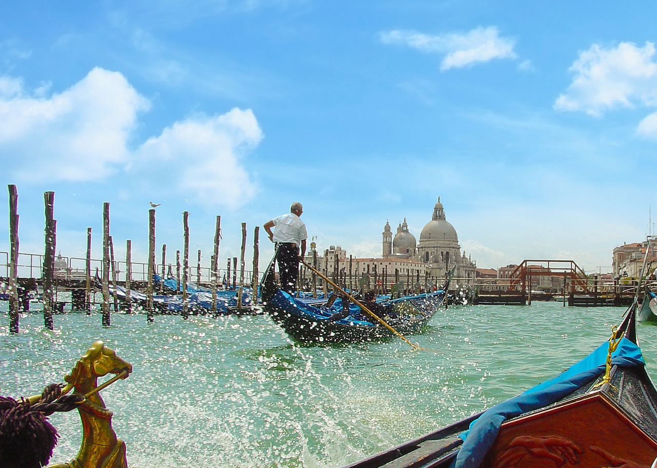 Image - venice italy gondola water splash