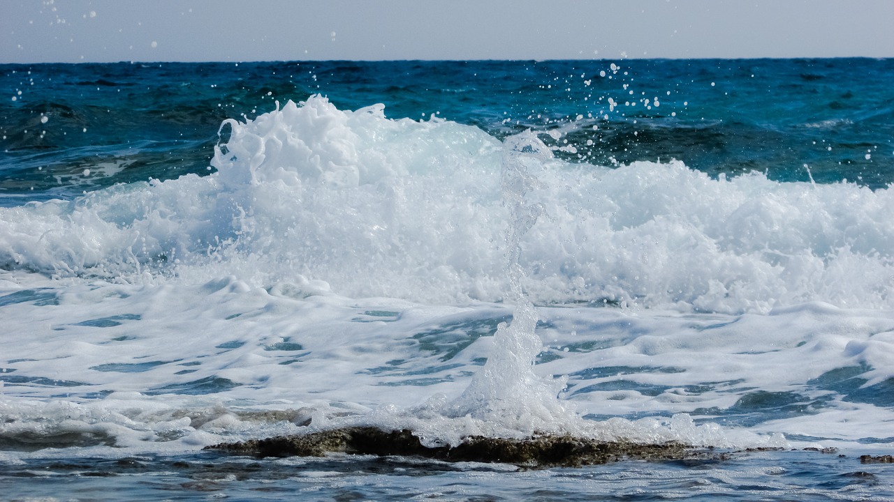 Image - wave smashing foam spray nature